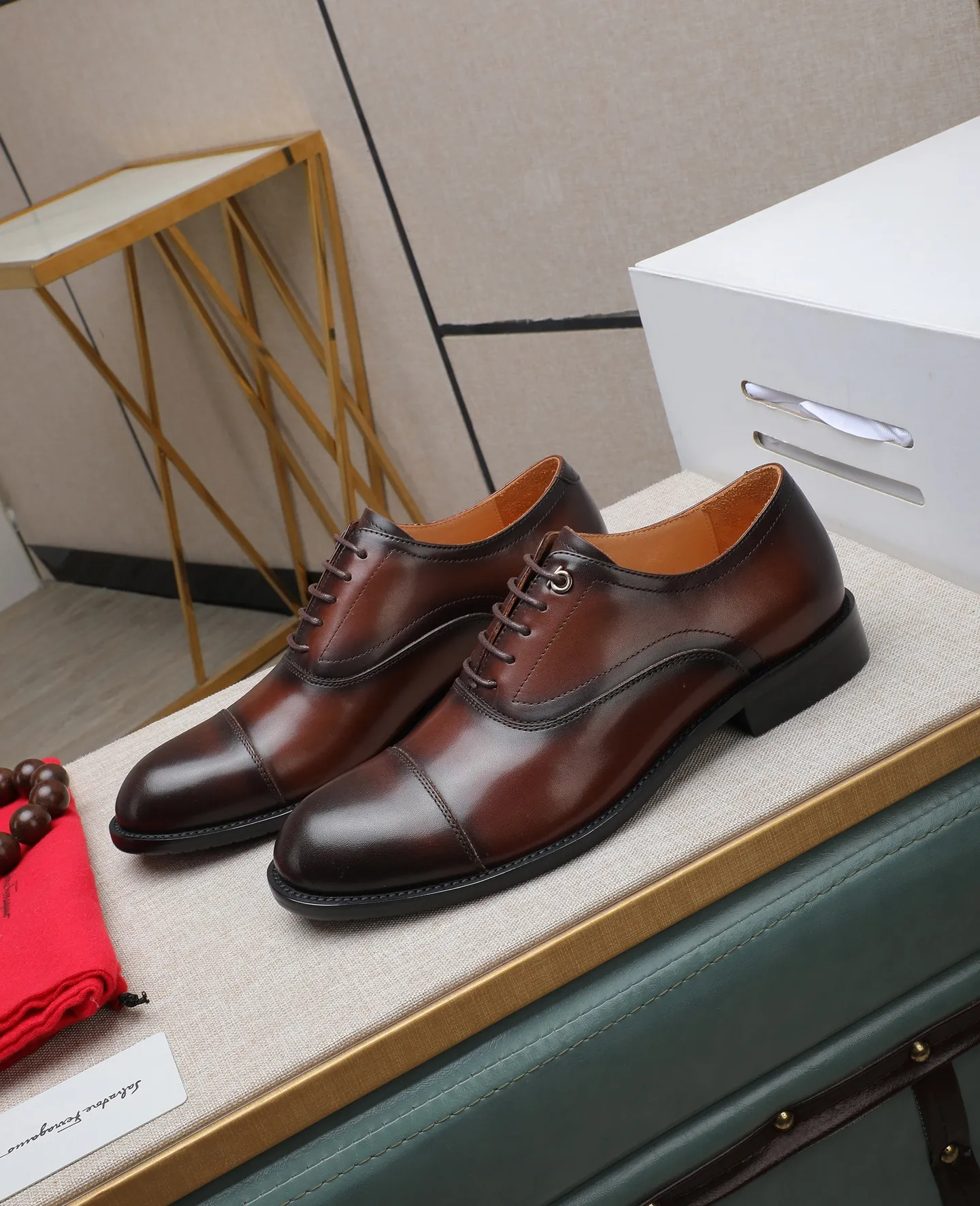 Men's shoes 💰540📛📛 (water-dyed cow lining) Salvatore Ferragamo high-end (Salvatore Ferragamo) is the world's top luxury footwear brand, coming from the fashion kingdom of Italy. It is famous all over the world for its traditional handmade design and novel styles... 🚶🏻🚶🏻New suit shoes are available simultaneously at the counter. This model is made of pure handmade imported Italian calfskin ➕soft water-dyed cowhide lining Original authentic outsole🌀🌀Size: 38➖44 (45 46 customized)